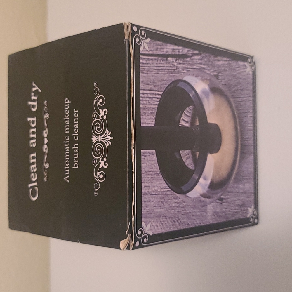 Automatic makeup brush cleaner